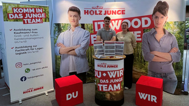 Holz Junge auf dem Marktplatz PinBall