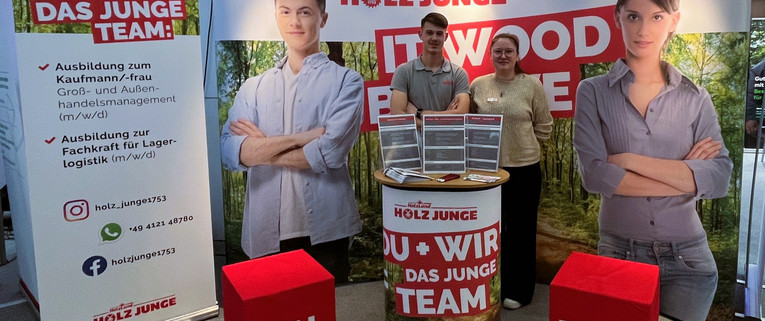 Holz Junge auf dem Marktplatz PinBall